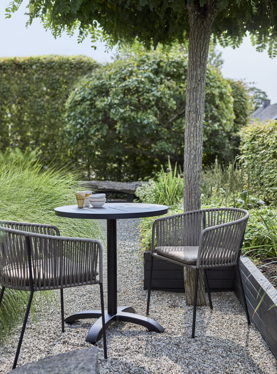 Piatto stol med armlæn Svart/Raw Peanut